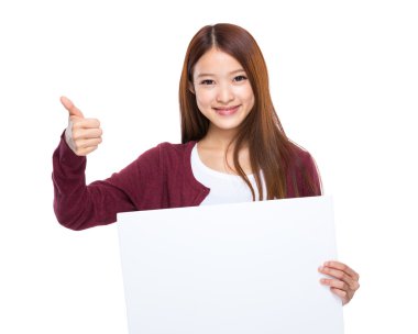 genç kadın tutun afiş ve yukarı