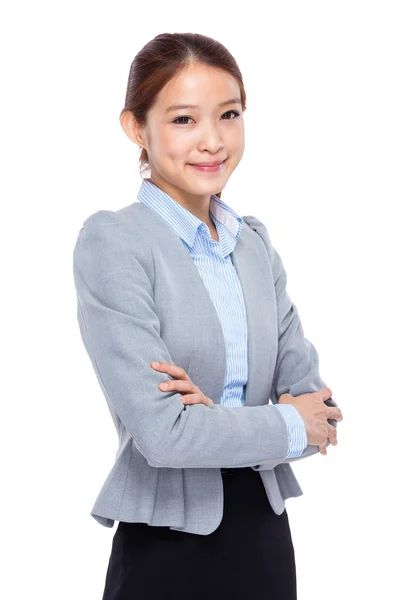 Молодая предпринимательница со скрещенными руками — стоковое фото