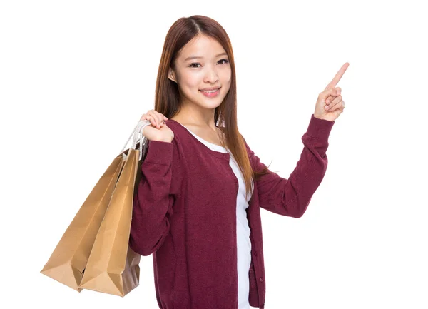 Mulher segurar saco de compras e dedo apontar para cima — Fotografia de Stock
