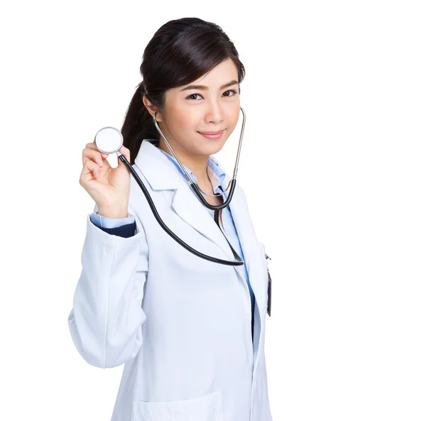Азиатская женщина-врач держит стетоскоп — стоковое фото