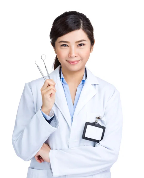 Kobieta dentysty trzymać lustro i sondy — Zdjęcie stockowe