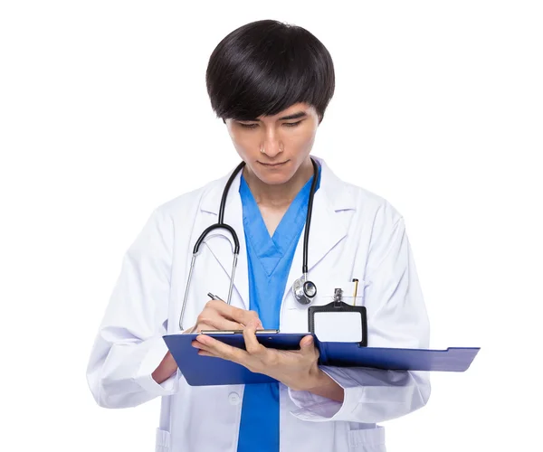 Lékař napsat na schránku — Stock fotografie