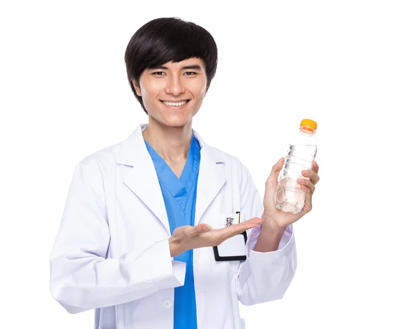 Docteur avec bouteille d'eau — Photo