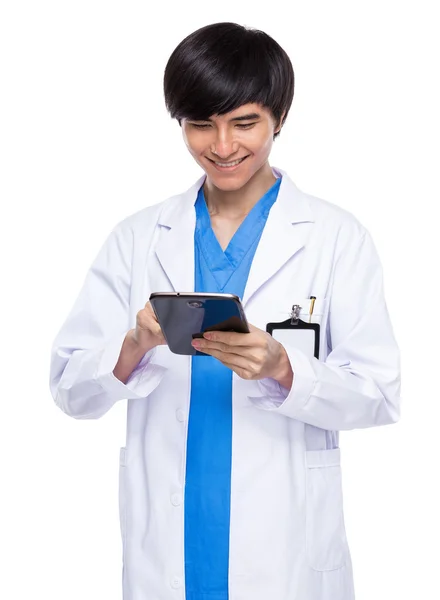 Доктор читает на планшете — стоковое фото