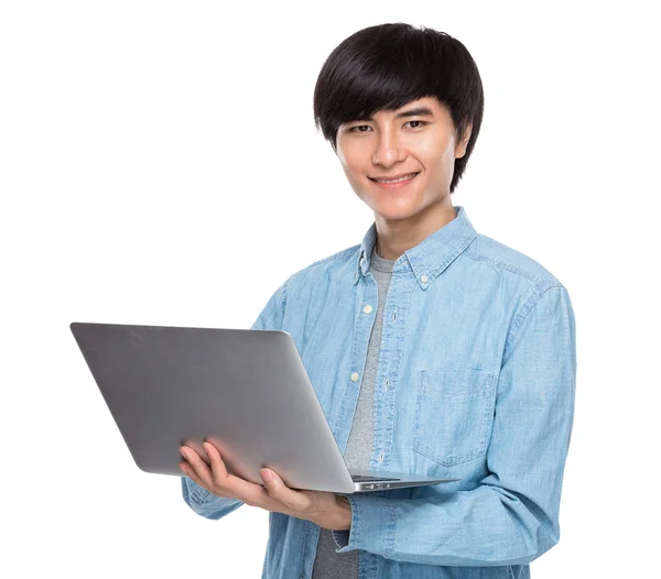 亚洲人使用便携式计算机 — 图库照片