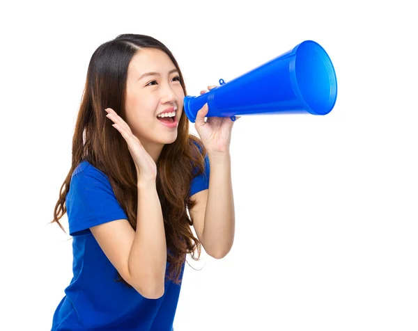 Mujer gritar con megáfono — Foto de Stock