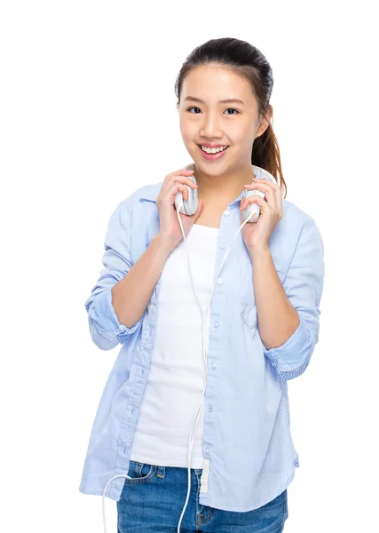 Asiatiska ung kvinna med hörlurar på axel — Stockfoto