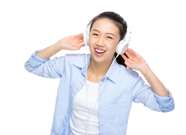 Vrouw luisteren naar liedje door hoofdtelefoon — Stockfoto