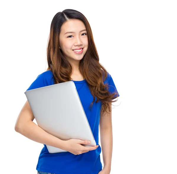 Giovane donna con computer portatile — Foto Stock