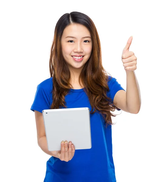 Азиатка с цифровым планшетом и большим пальцем вверх — стоковое фото