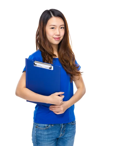 Mujer joven con portapapeles — Foto de Stock