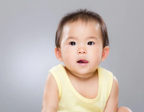 Baby Mädchen Zunge zeigen — Stockfoto