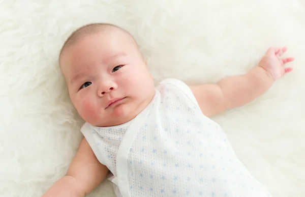 Schattige Aziatische pasgeboren baby — Stockfoto