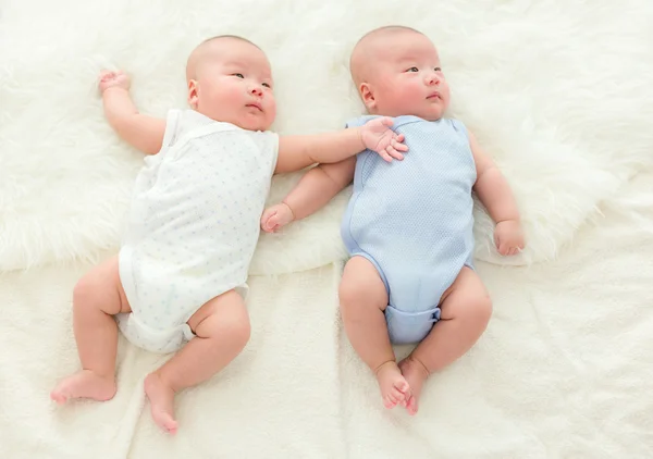 Jumeaux bébé couché sur le lit — Photo