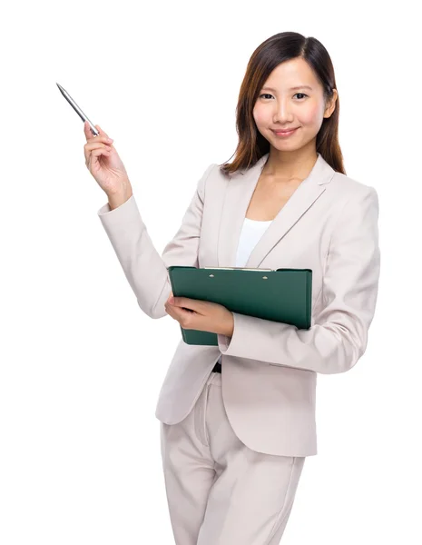 Geschäftsfrau zeigt mit Stift — Stockfoto