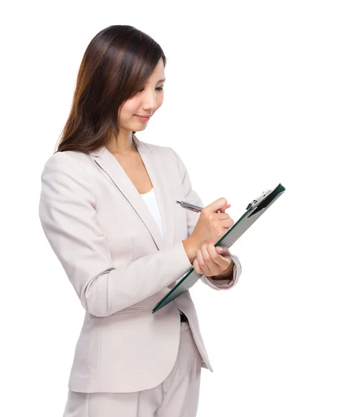 Businesswoman writing in clipboard — Stock Photo, Image