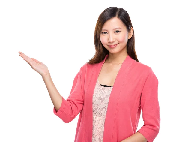 Vrouw met hand presentatie — Stockfoto