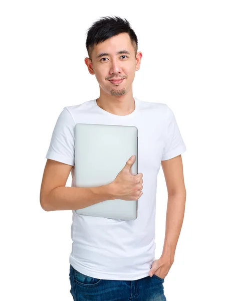 Азиатский мужчина с ноутбуком — стоковое фото