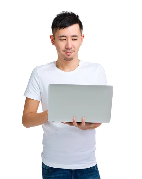 Man met laptop — Stockfoto