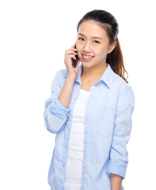 Genç kadın konuşmak doğru hareket eden telefon