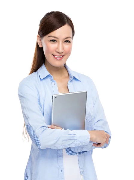 Frau mit digitalem Tablet — Stockfoto