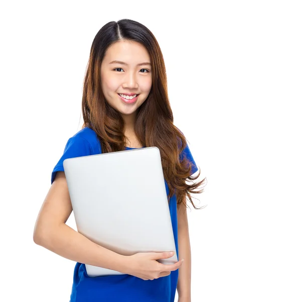 Junge Frau mit Notebook-Computer — Stockfoto