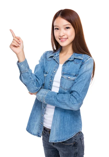 Junge Frau mit erhobenem Finger — Stockfoto
