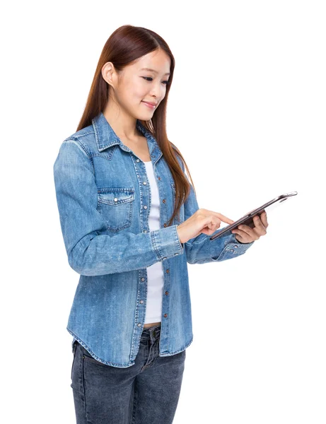 Beautiful young woman use tablet — Stock Photo, Image