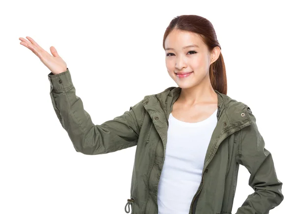 Aziatische jonge vrouw met hand aanwezig — Stockfoto