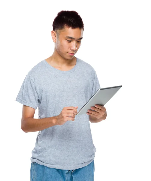 Hombre asiático mira tableta digital —  Fotos de Stock
