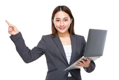 Dizüstü bilgisayarı olan iş kadını