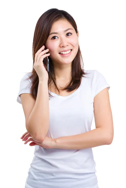 ผู้หญิงเอเชียพูดคุยกับโทรศัพท์มือถือ — ภาพถ่ายสต็อก