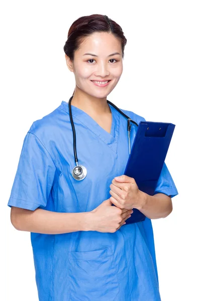 Mujer médico con carpeta — Foto de Stock