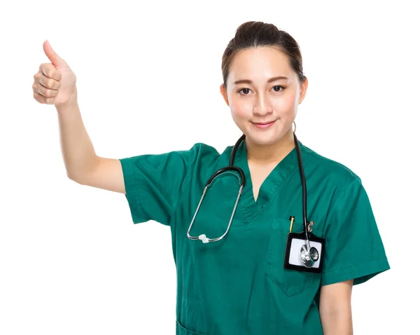 Médico femenino con pulgar hacia arriba — Foto de Stock