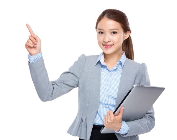 Zakenvrouw met laptop computer en vinger punt omhoog — Stockfoto