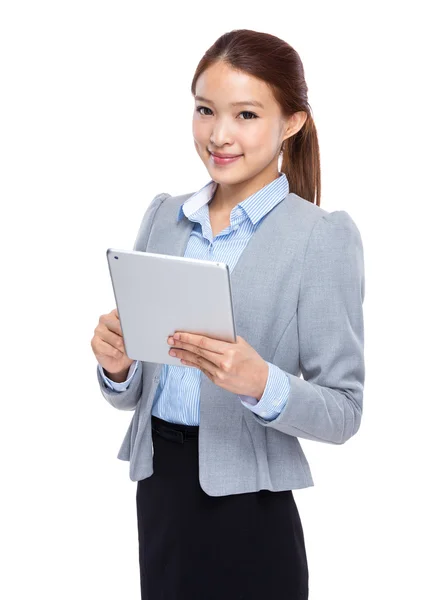 Geschäftsfrau mit Tablet — Stockfoto