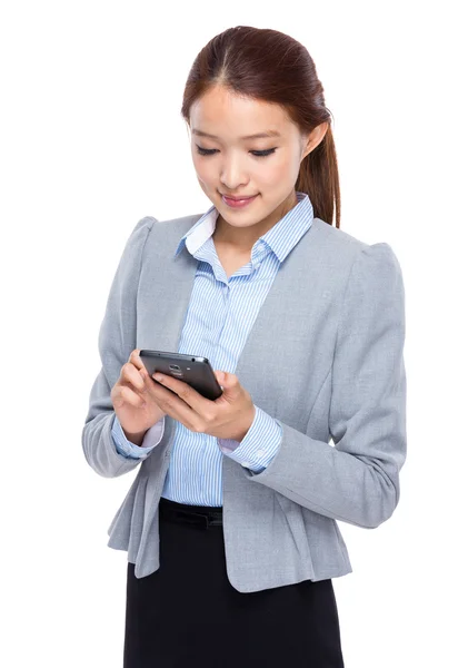 Geschäftsfrau las auf Handy — Stockfoto