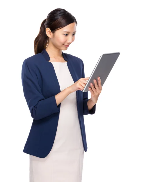 Asiatique femme d'affaires regarder tablette numérique — Photo