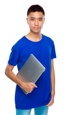 Dizüstü bilgisayarı olan adam