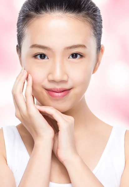 Woman with healthy complexion on pink background — Stock Photo, Image