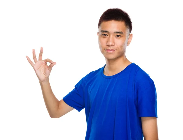 Asiatische junge Mann mit ok Zeichen — Stockfoto