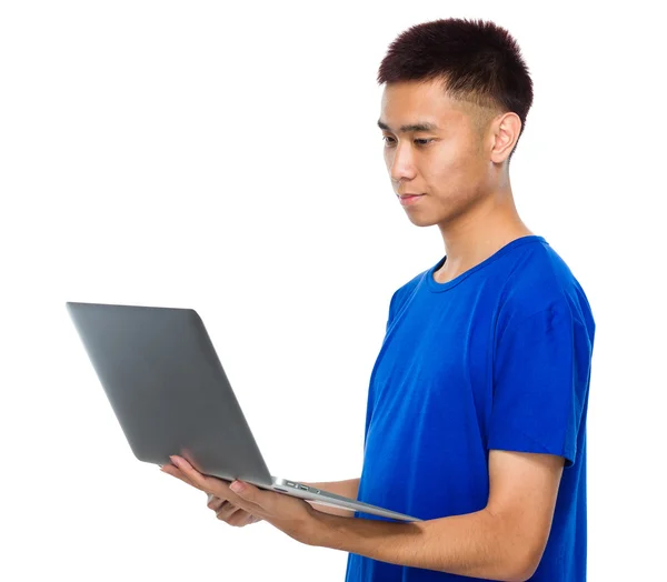 Asiatiska ung man använder bärbar dator — Stockfoto