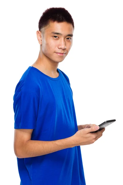 Молодой человек пользуется мобильным телефоном — стоковое фото
