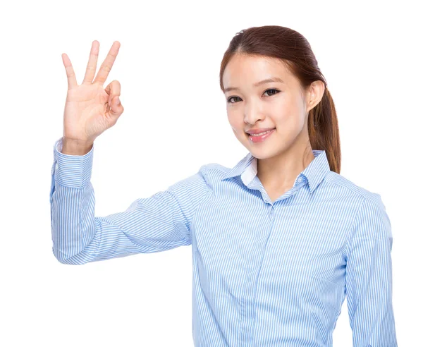 Asiática mujer de negocios con ok signo — Foto de Stock