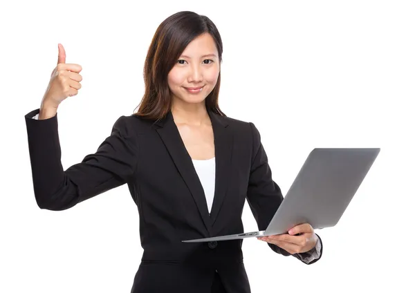 Mujer de negocios con portátil y pulgar hacia arriba — Foto de Stock