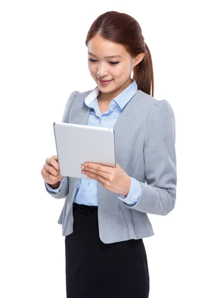Asiatische Geschäftsfrau nutzt digitales Tablet — Stockfoto