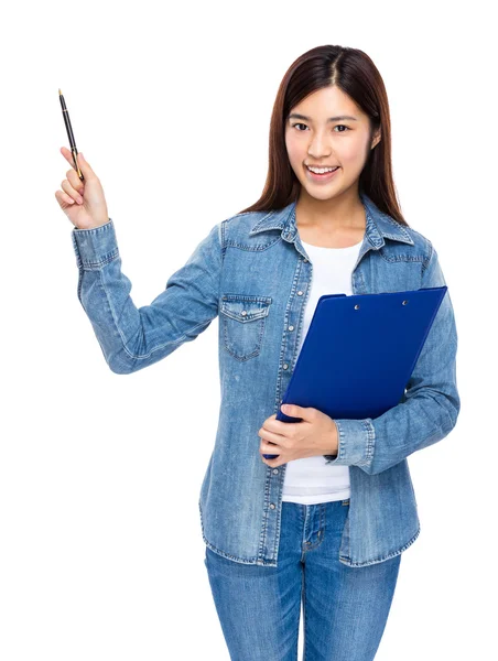 Vrouw met Klembord en pen omhoog — Stockfoto