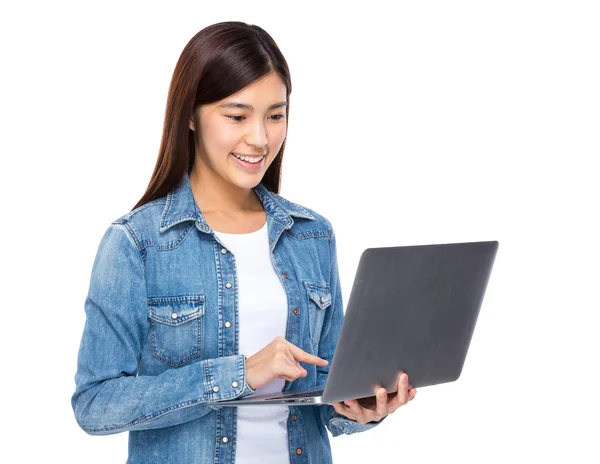 Asiatisk kvinna använda laptop — Stockfoto