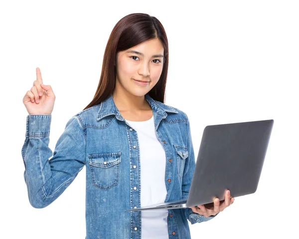 Frau mit Laptop und erhobenem Finger — Stockfoto