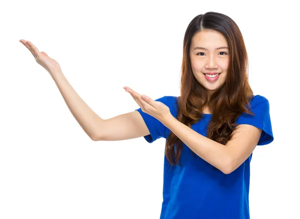 Mujer asiática con dos manos presentación — Foto de Stock